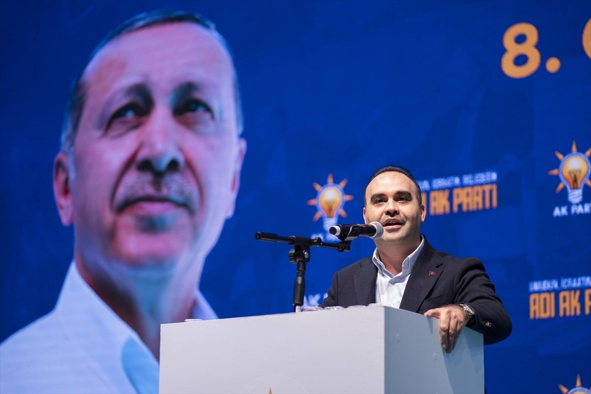 Sanayi ve Teknoloji Bakanı Mehmet Fatih Kacır, Göztepe Spor Kompleksi'nde düzenlenen AK Parti...