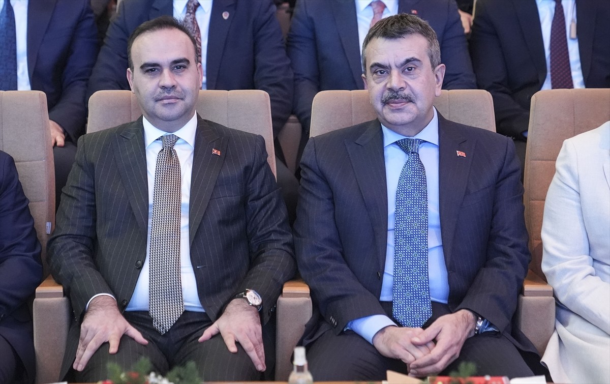 Sanayi ve Teknoloji Bakanı Mehmet Fatih Kacır (solda) ve Milli Eğitim Bakanı Yusuf Tekin (sağda)...