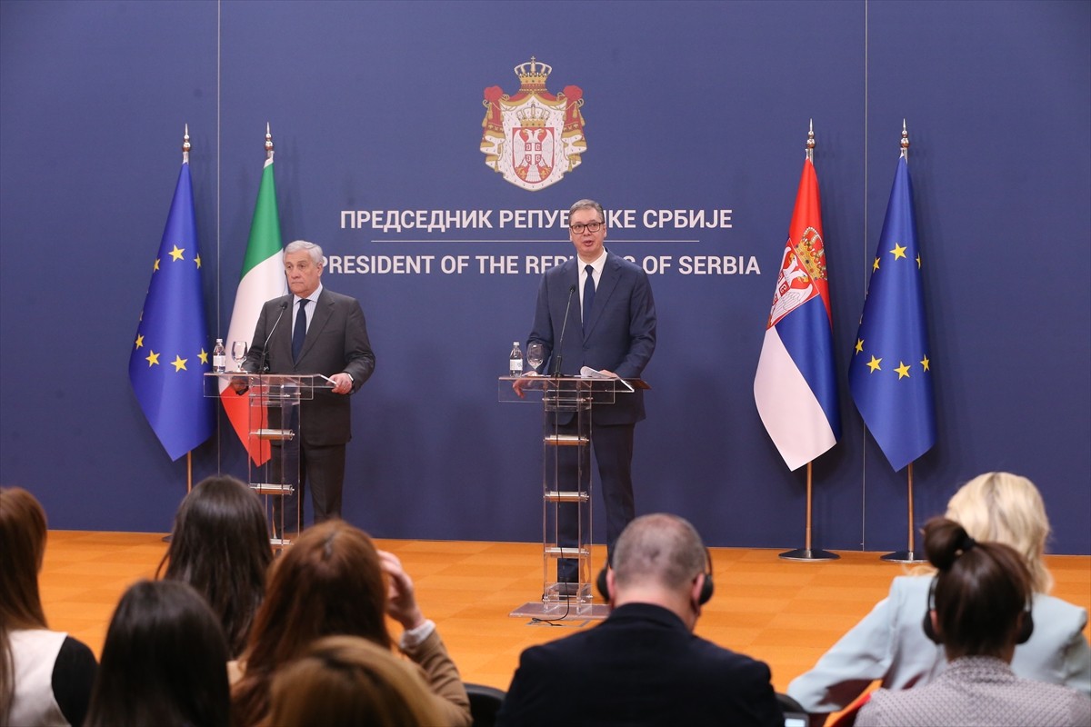 Sırbistan Cumhurbaşkanı Aleksandar Vucic (sağda) ve İtalya Başbakan Yardımcısı ve Dışişleri Bakanı...