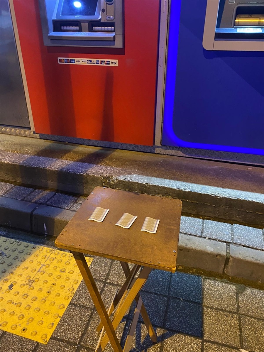 Tekirdağ'ın Çorlu ilçesinde "Bul karayı, al parayı" oynatarak dolandırıcılık yaptıkları öne...