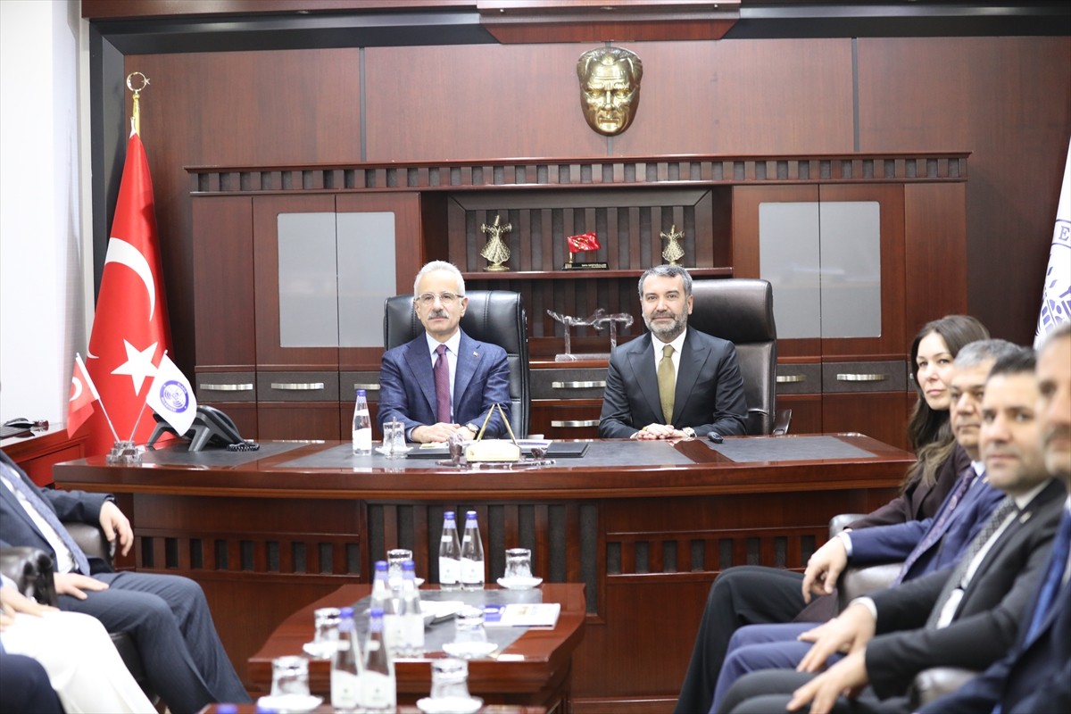 Temaslarda bulunmak amacıyla Elazığ'a gelen Ulaştırma ve Altyapı Bakanı Abdulkadir Uraloğlu...