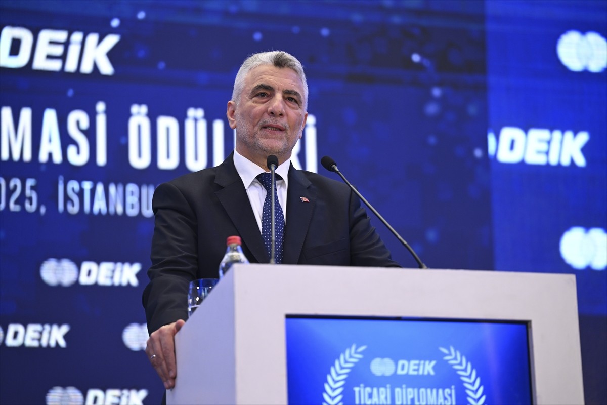 Ticaret Bakanı Ömer Bolat, İstanbul'da bir otelde düzenlenen Dış Ekonomik İlişkiler Kurulu (DEİK)...