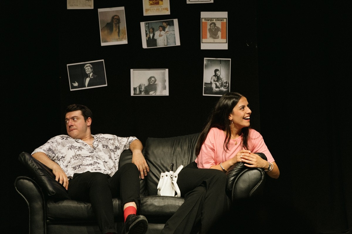 Tiyatro Gün'ün kaleme aldığı, yönetmenliğini Ahmet Şenaşnas'ın üstlendiği müzikli tiyatro oyunu...