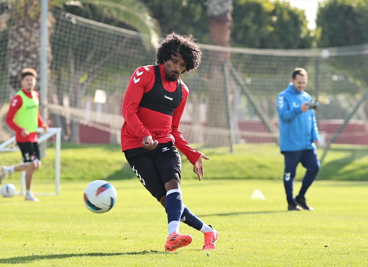 Trendyol Süper Lig ekiplerinden Net Global Sivasspor'un Antalya kampı sürüyor. Antrenmana Samuel...