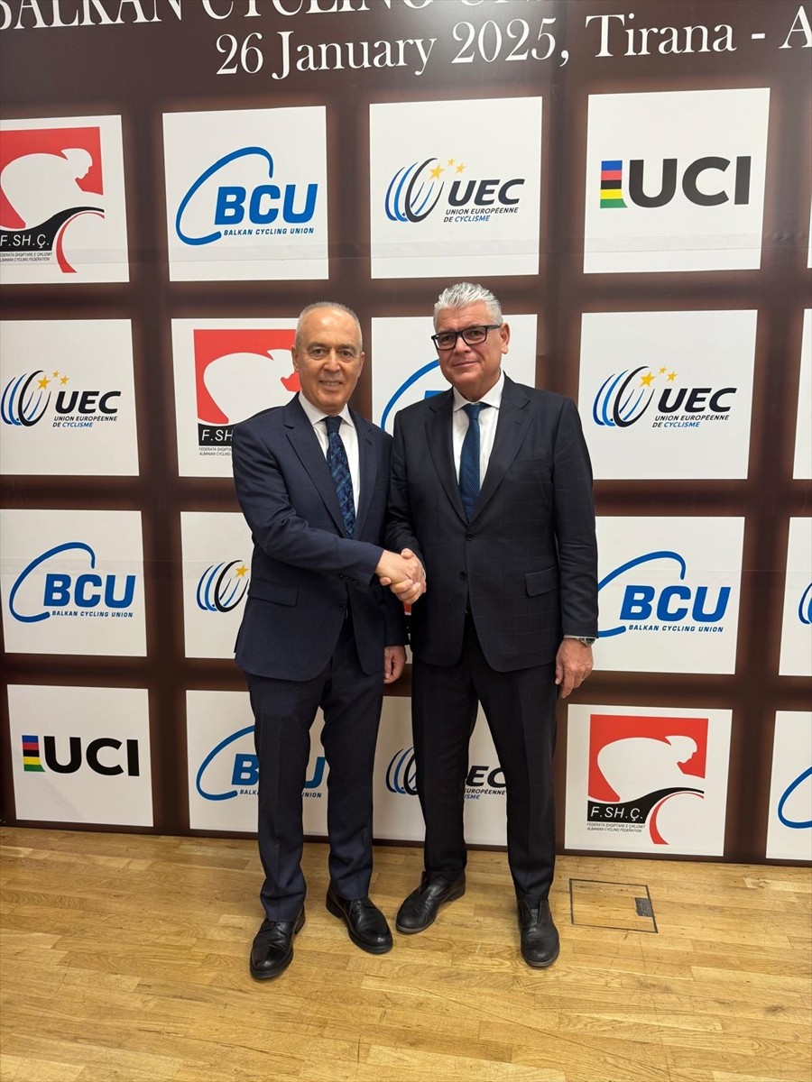 Türkiye Bisiklet Federasyonu Başkanı Emin Müftüoğlu (solda), yeniden Balkan Bisiklet Birliğinin...