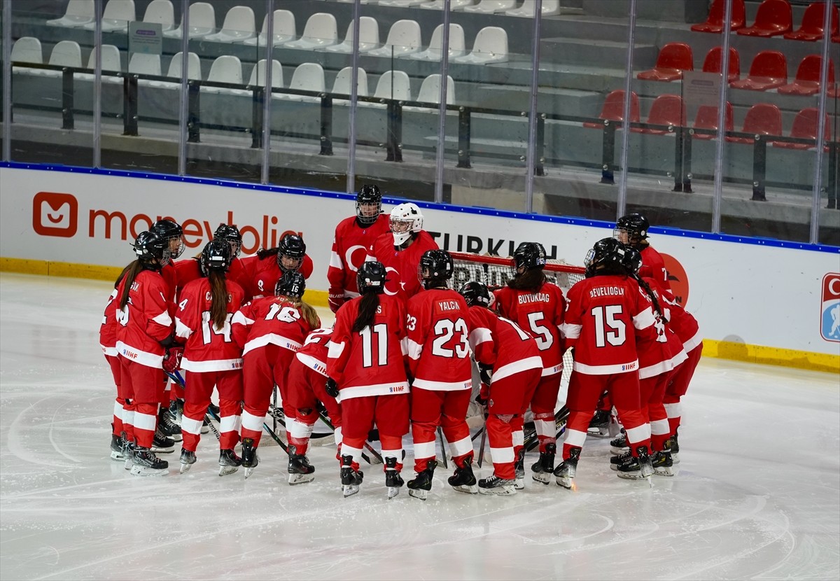 Türkiye, Kadınlar 18 Yaş Altı Buz Hokeyi Dünya Şampiyonası 2. Klasman B Grubu'ndaki ilk maçında...