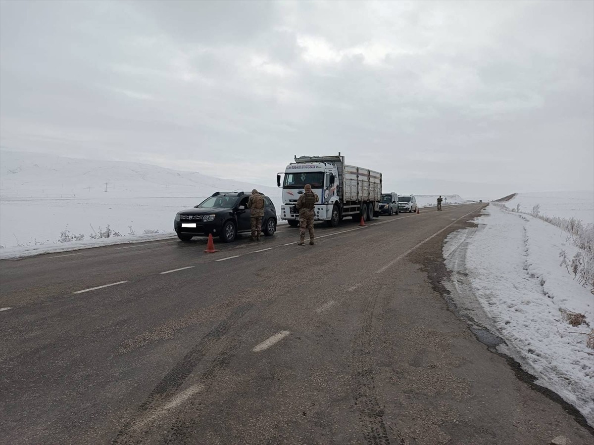 Van'da farklı suçlardan haklarında arama kararı bulunan 85 kişi yakalandı. 