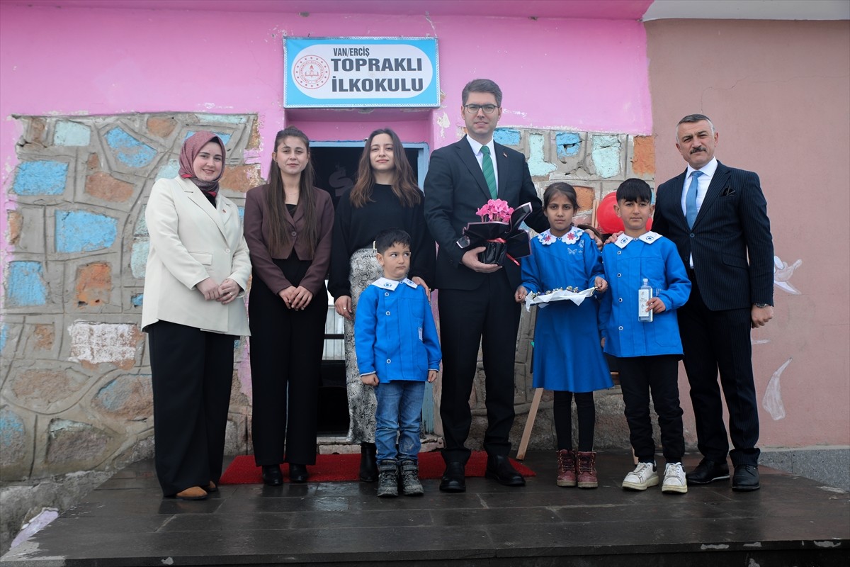 Van'ın Erciş ilçesine bağlı kırsal mahalledeki okulda, kadın öğretmenler, veliler ve öğrencilerin...