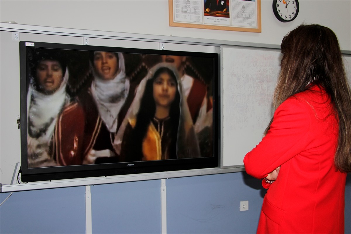 Van'ın İpekyolu ilçesinde müzik öğretmeni Arzu Zorer Üzan'ın, 41 yıl önce koro eşliğinde...