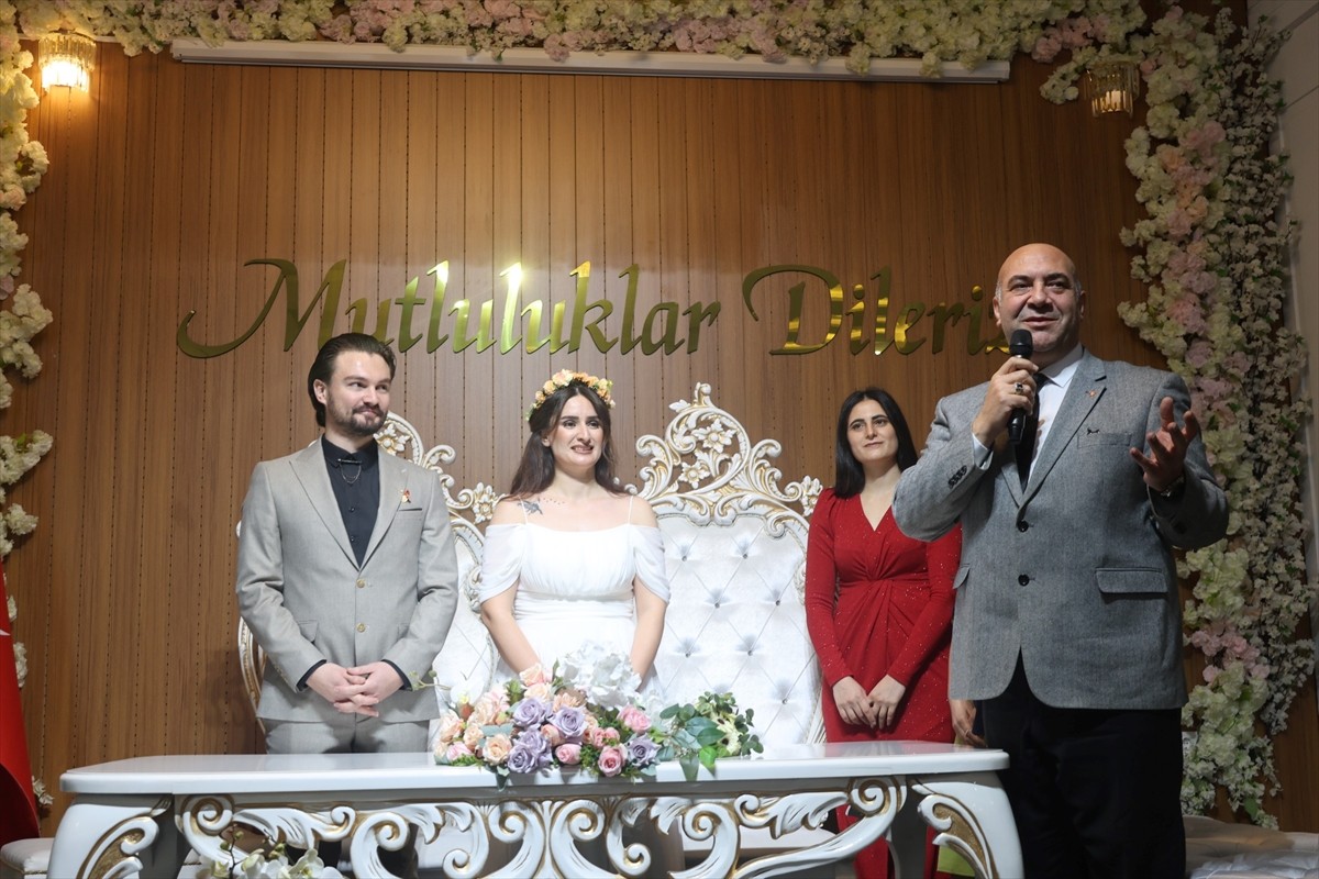 Van'ın Tuşba ilçesinde evlenme kararı alan ancak ailelerinin sağlık sorunları nedeniyle...