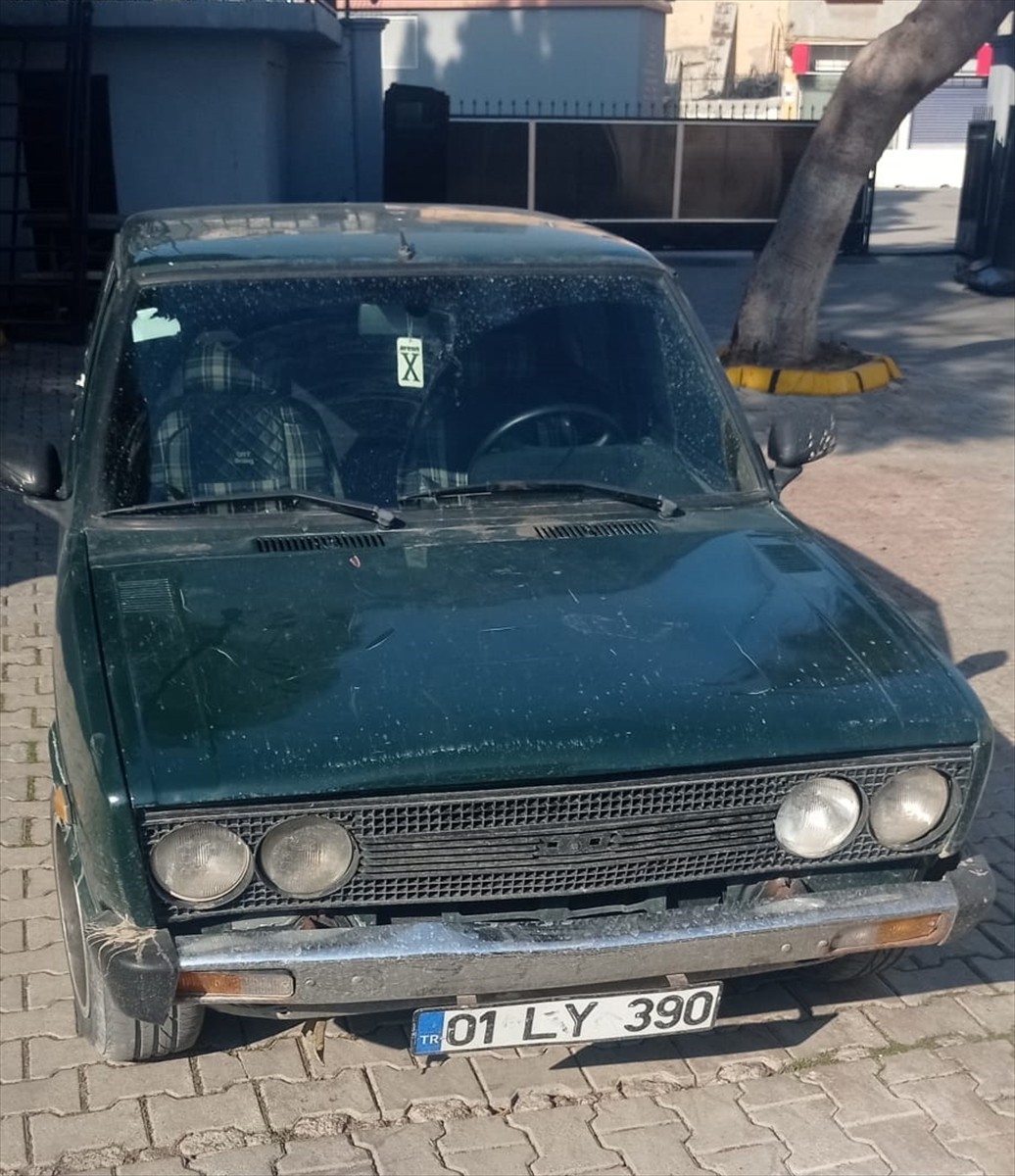 Adana'da, otomobilin arka koltuğuna yüklediği motosikletin yarısının dışarda kalması sebebiyle...