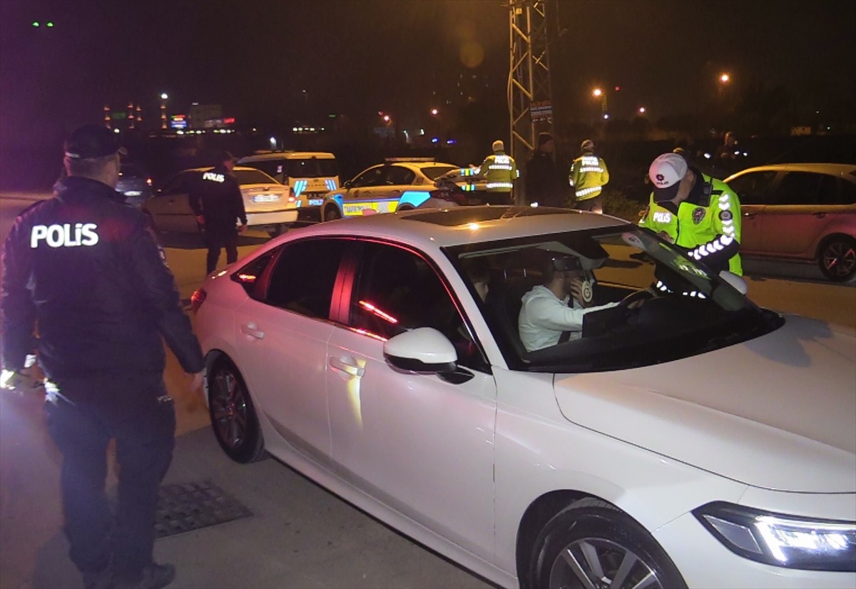 Adana'nın merkez Yüreğir ilçesinde polis, dron destekli "huzur ve güven" uygulaması yaptı.