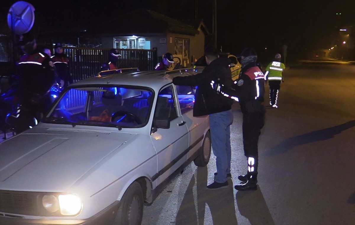 Adana'nın merkez Yüreğir ilçesinde polis, dron destekli "huzur ve güven" uygulaması yaptı.