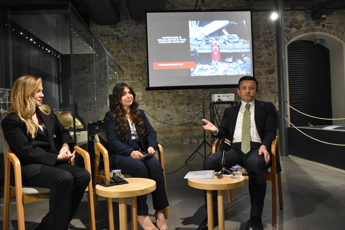 AK Parti Genel Başkan Yardımcısı Hamza Dağ (sağda), İç Mimarlar Odası İzmir Şubesi tarafından 6...