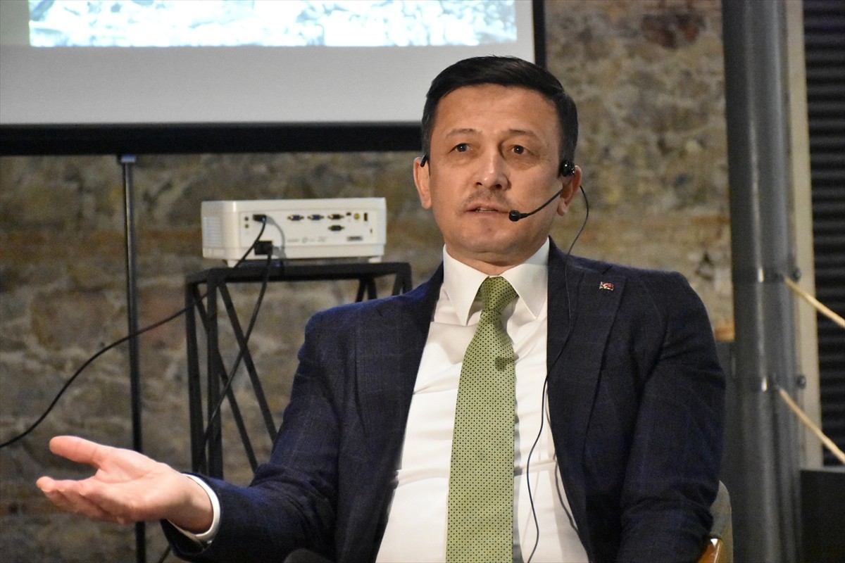 AK Parti Genel Başkan Yardımcısı Hamza Dağ (sağda), İç Mimarlar Odası İzmir Şubesi tarafından 6...