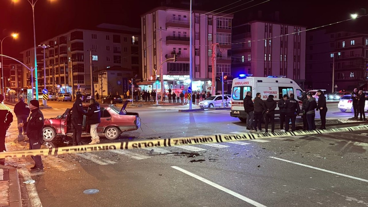 Aksaray'da otomobil ile hafif ticari aracın çarpışması sonucu 4 kişi yaralandı.