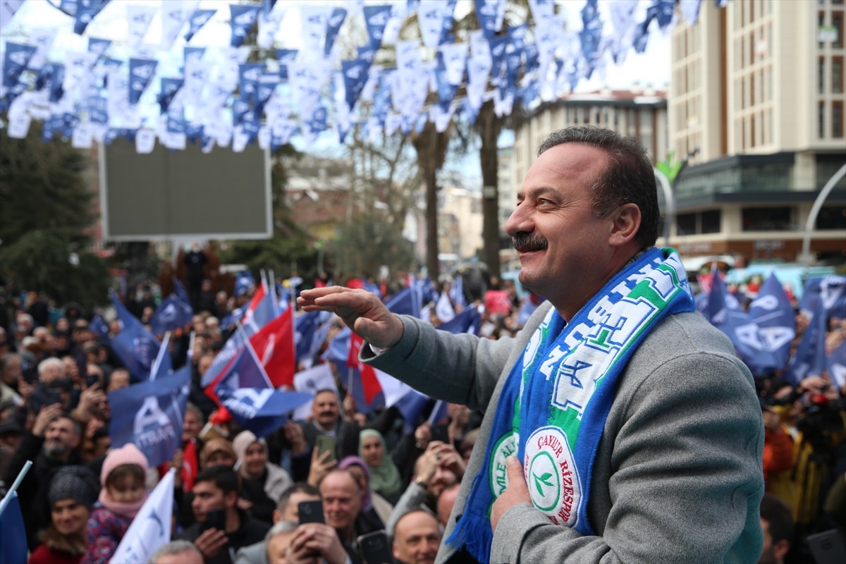 Anahtar Parti Genel Başkanı Yavuz Ağıralioğlu, partisinin il başkanlığının açılışı için geldiği...