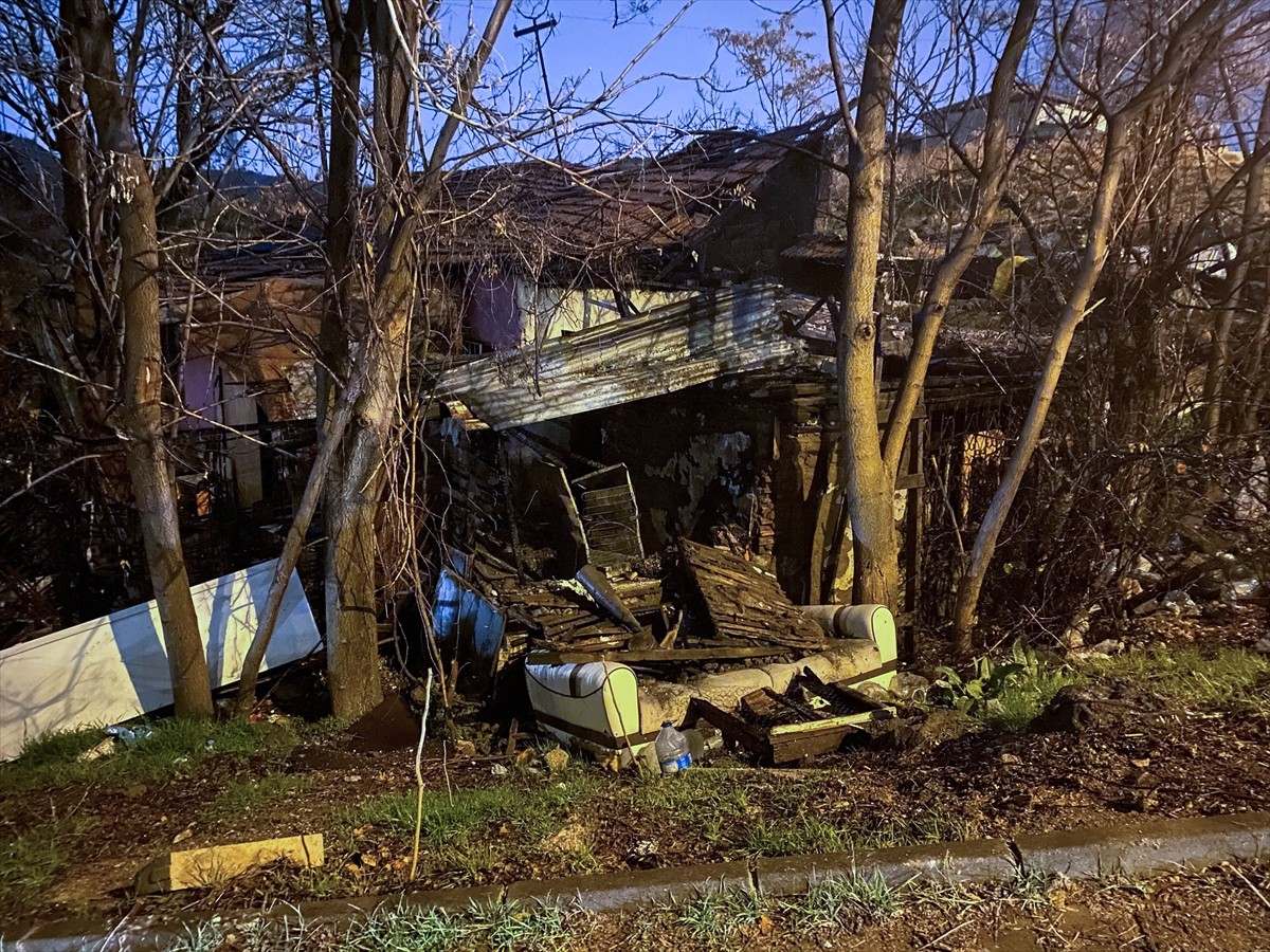 Ankara'nın Altındağ ilçesinde, yalnız yaşadığı gecekonduda çıkan yangında 81 yaşındaki kadın...