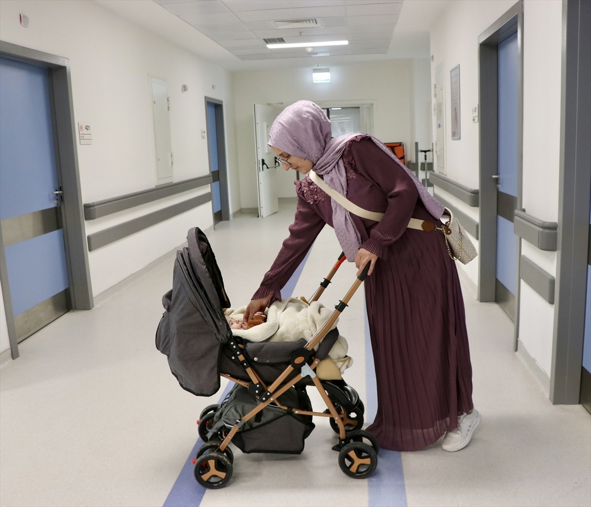 Anne karnındayken diyafram kasının gelişmediği (diyafram hernisi) ve karın içi organlarının göğüs...