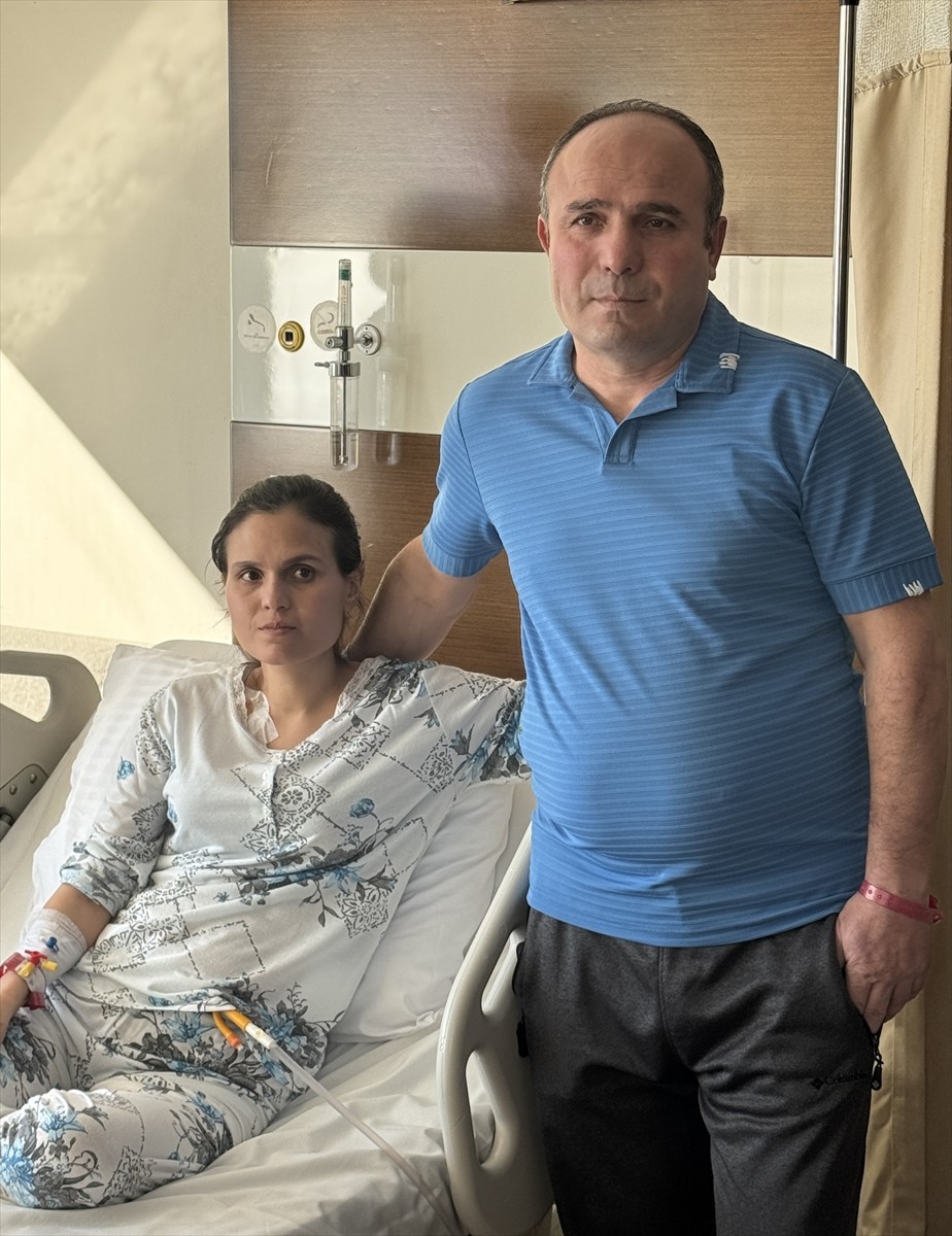 Antalya'da 13 yıl arayla çocuklarına böbreklerini bağışlayan anne Songül Çiftçi (solda), baba...