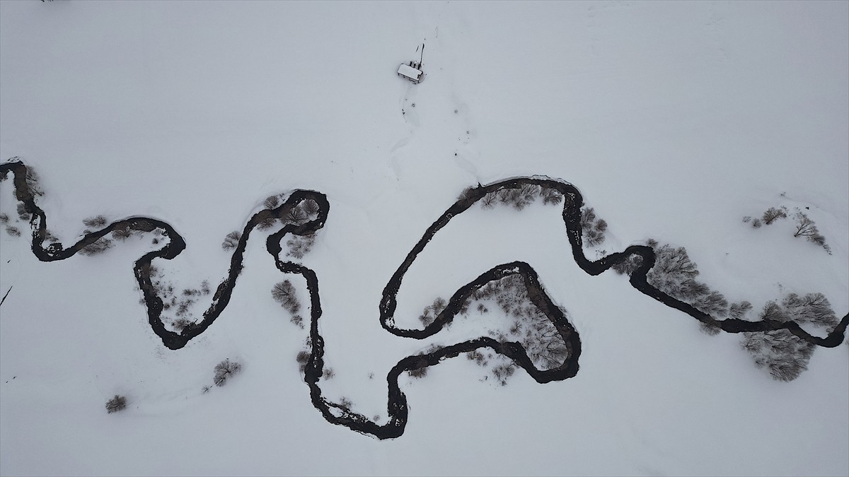 Bayburt'un Demirözü ilçesinde karla kaplanan menderesler güzel manzaralar oluşturdu.