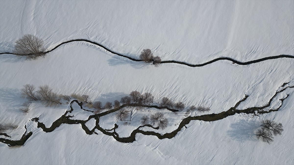 Bayburt'un Demirözü ilçesinde karla kaplanan menderesler güzel manzaralar oluşturdu.