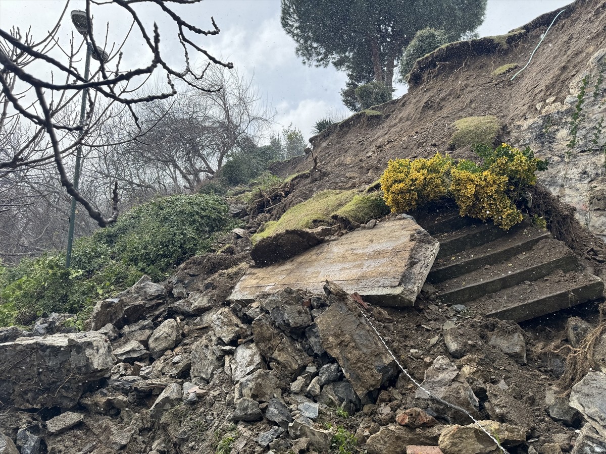 Beşiktaş'ta yağış nedeniyle meydana gelen toprak kaymasının ardından istinat duvarı...