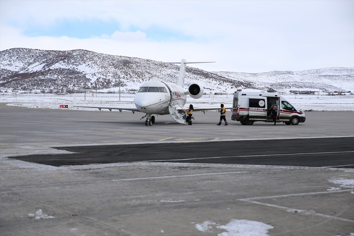 Bingöl'de, buzlu zeminde düşmesi sonucu kalçası kırılan 14 yaşındaki Muhammed Yusuf K, ileri...