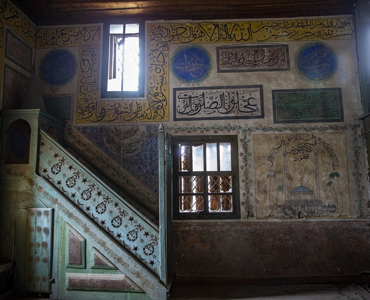 Bolu'nun Kıbrıscık ilçesinde duvarlarındaki resim ve motiflerle dikkati çeken koruma altındaki...