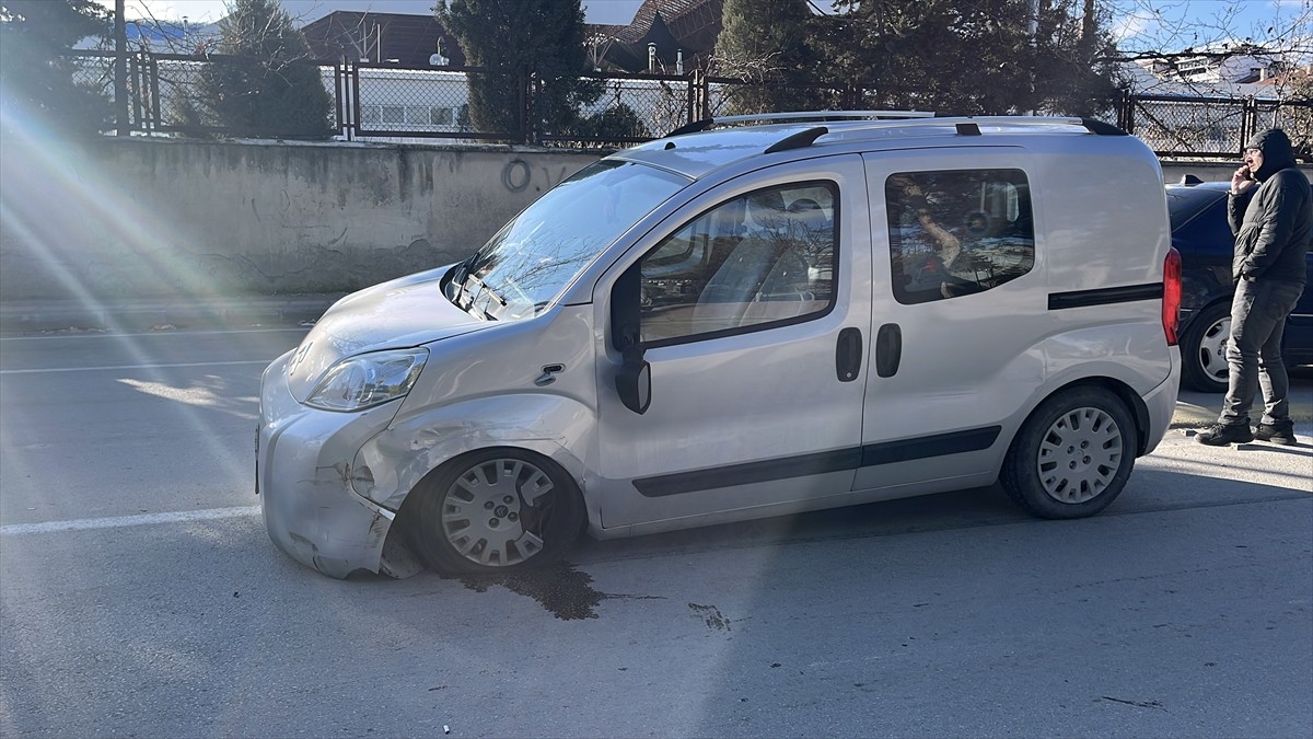 Burdur'da sürücüsü kalp krizi geçiren hafif ticari araç, önce park halindeki iki otomobile sonra...