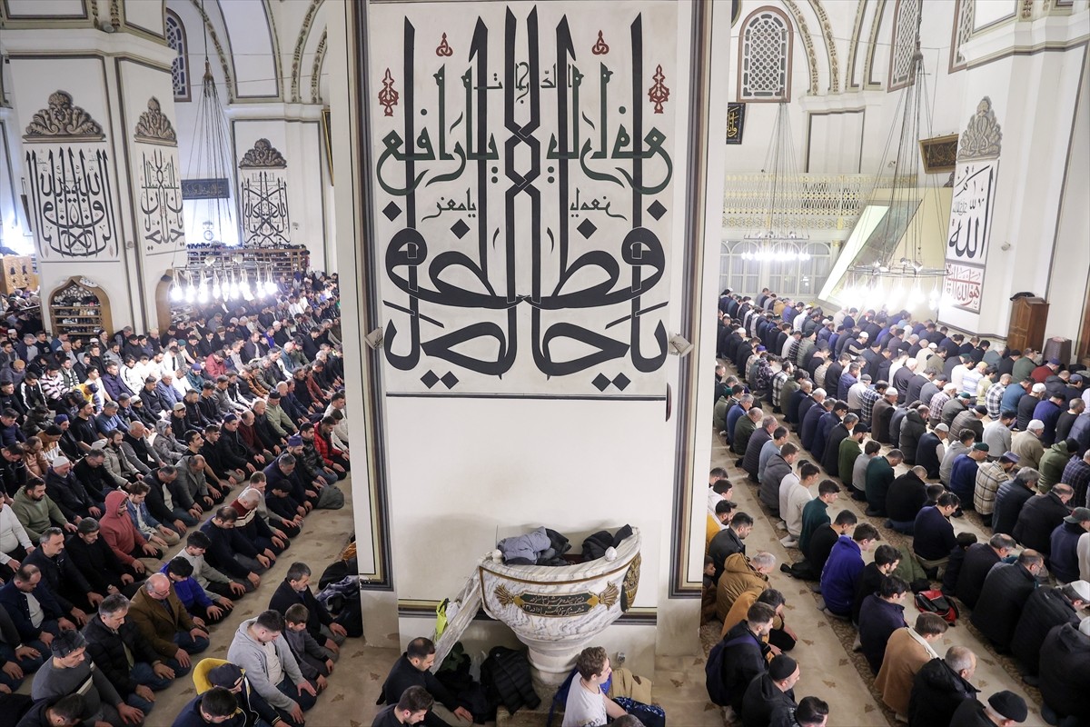 Bursa'da tarihi Ulu Cami ve kentin diğer camilerini dolduran vatandaşlar, ilk teravih namazını...