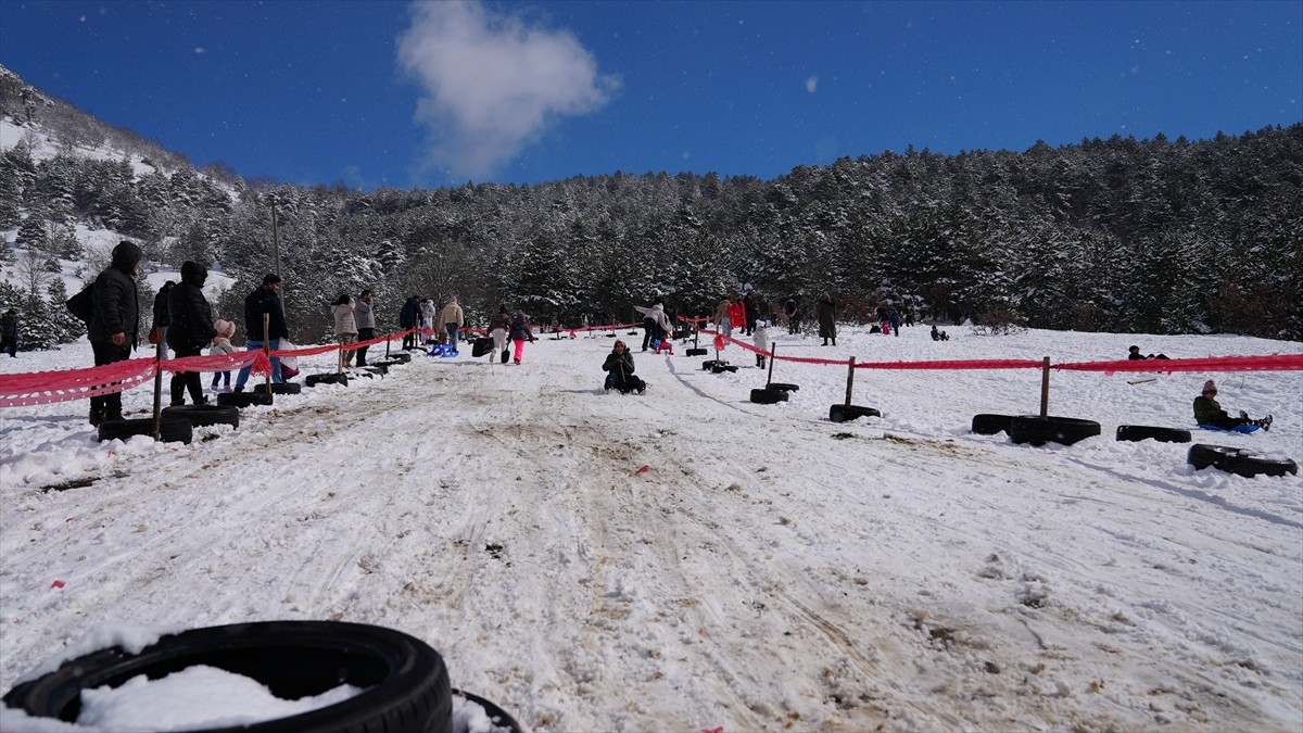 Bursa'nın Gürsu ilçesinde düzenlenen "Ericek Kar Festivali" vatandaşlardan yoğun ilgi gördü. Yoğun...