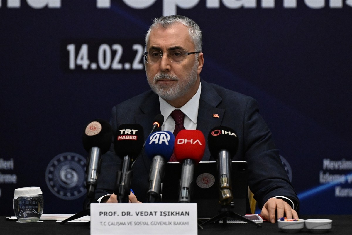 Çalışma ve Sosyal Güvenlik Bakanı Vedat Işıkhan, Ankara'daki bir otelde düzenlenen "Mevsimlik...