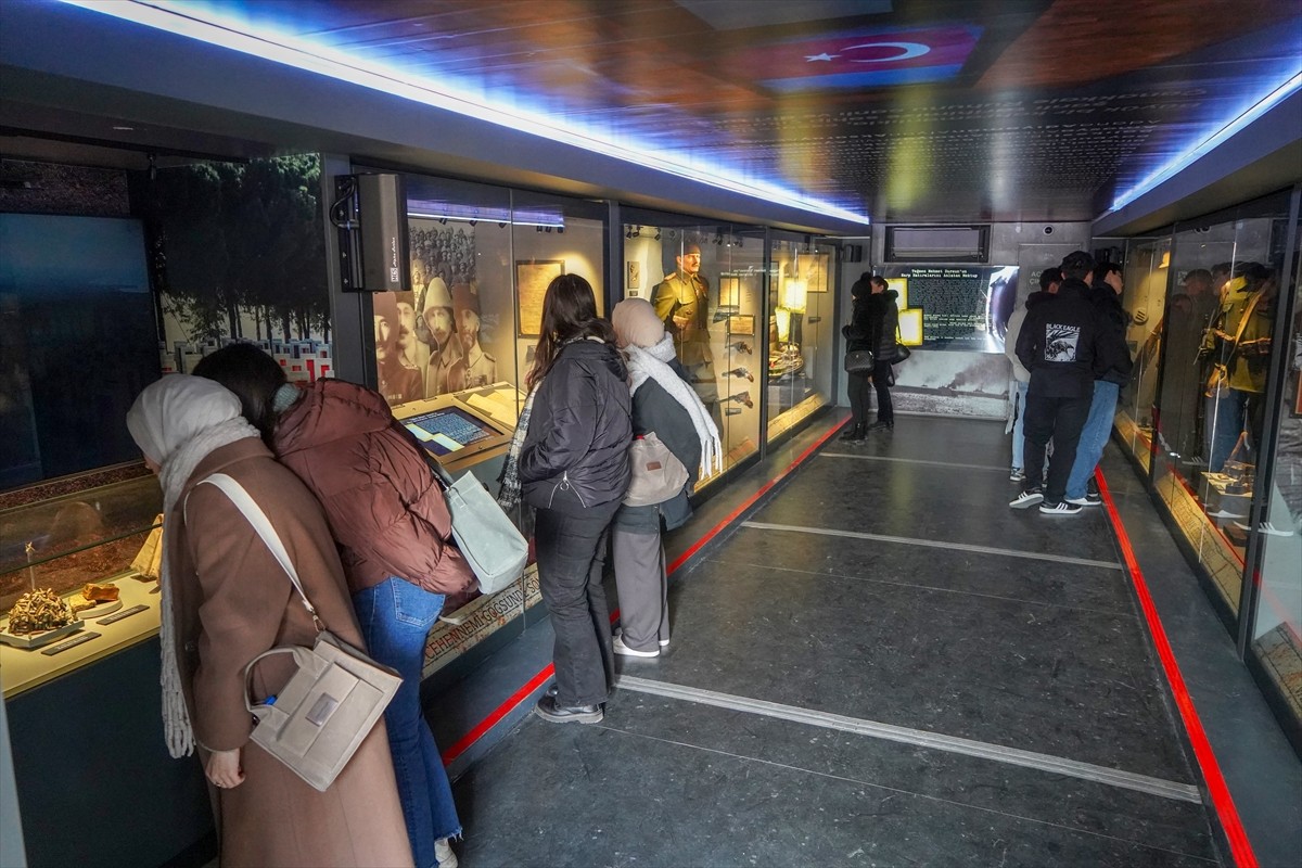 Çanakkale Savaşları'ndan kalma objelerin yer aldığı ve dijital gösterilerin sunulduğu "Çanakkale...
