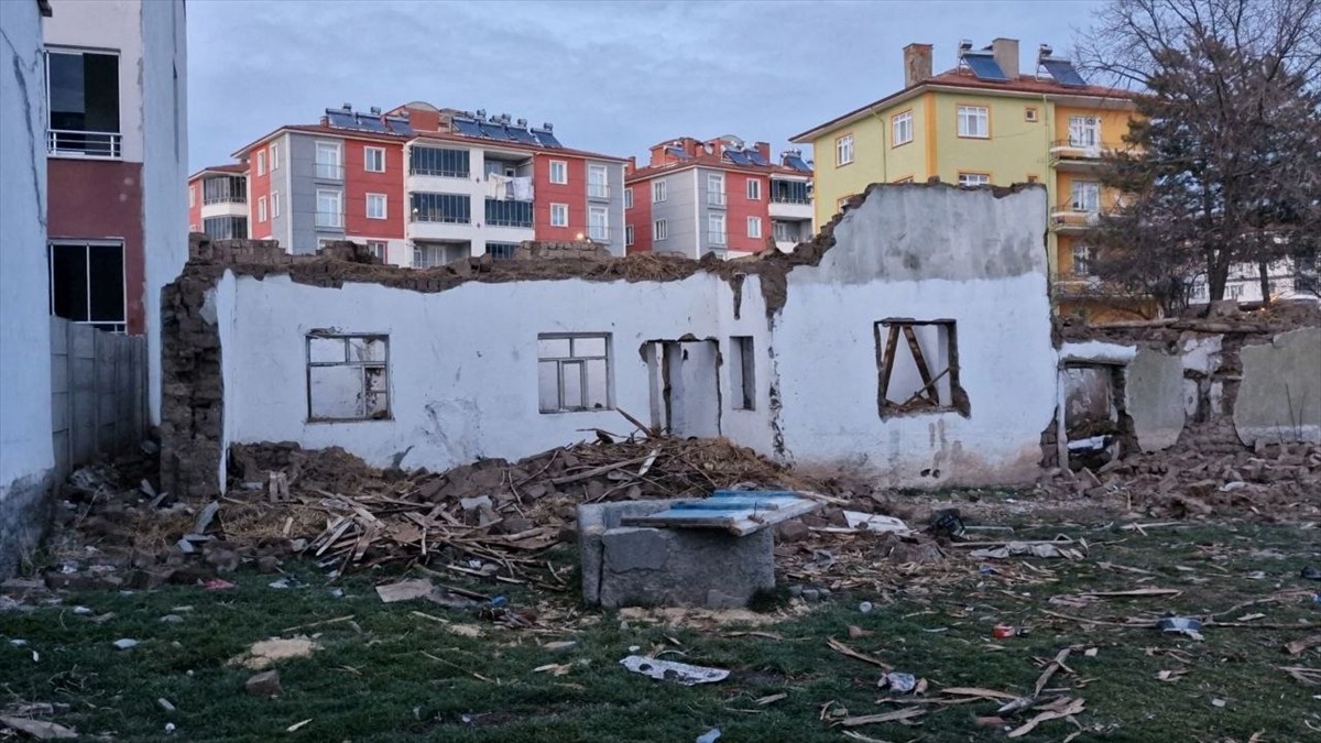 Çorum'un Alaca ilçesinde yıkmaya çalıştığı evin çatısının çökmesi sonucu yaralanan kişi hastaneye...
