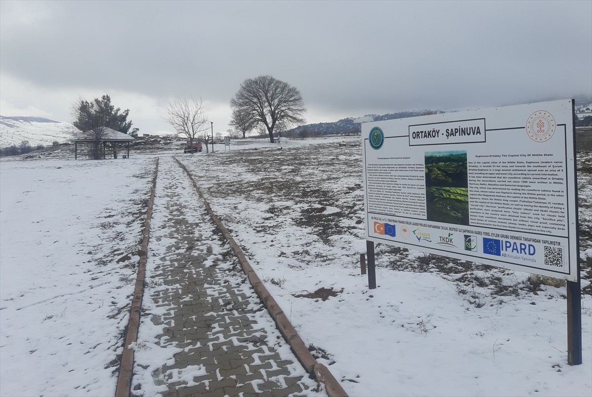 Çorum'un Ortaköy ilçesindeki Şapinuva Ören Yeri, kar yağışının ardından beyaza...
