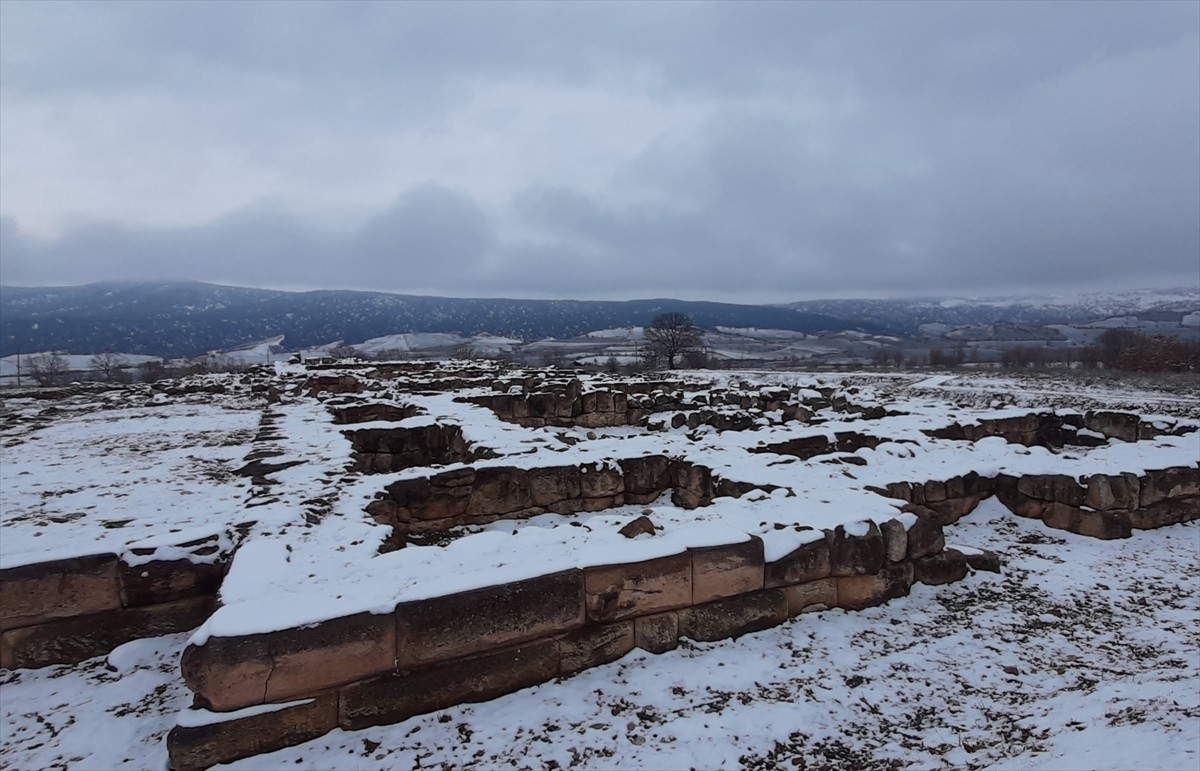 Çorum'un Ortaköy ilçesindeki Şapinuva Ören Yeri, kar yağışının ardından beyaza...