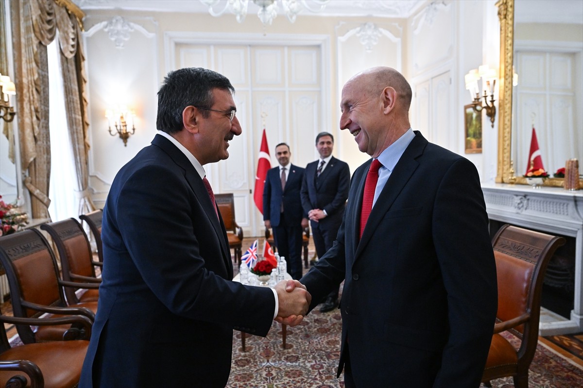 Cumhurbaşkanı Yardımcısı Cevdet Yılmaz, İngiltere Savunma Bakanı John Healey ve heyetini kabul...