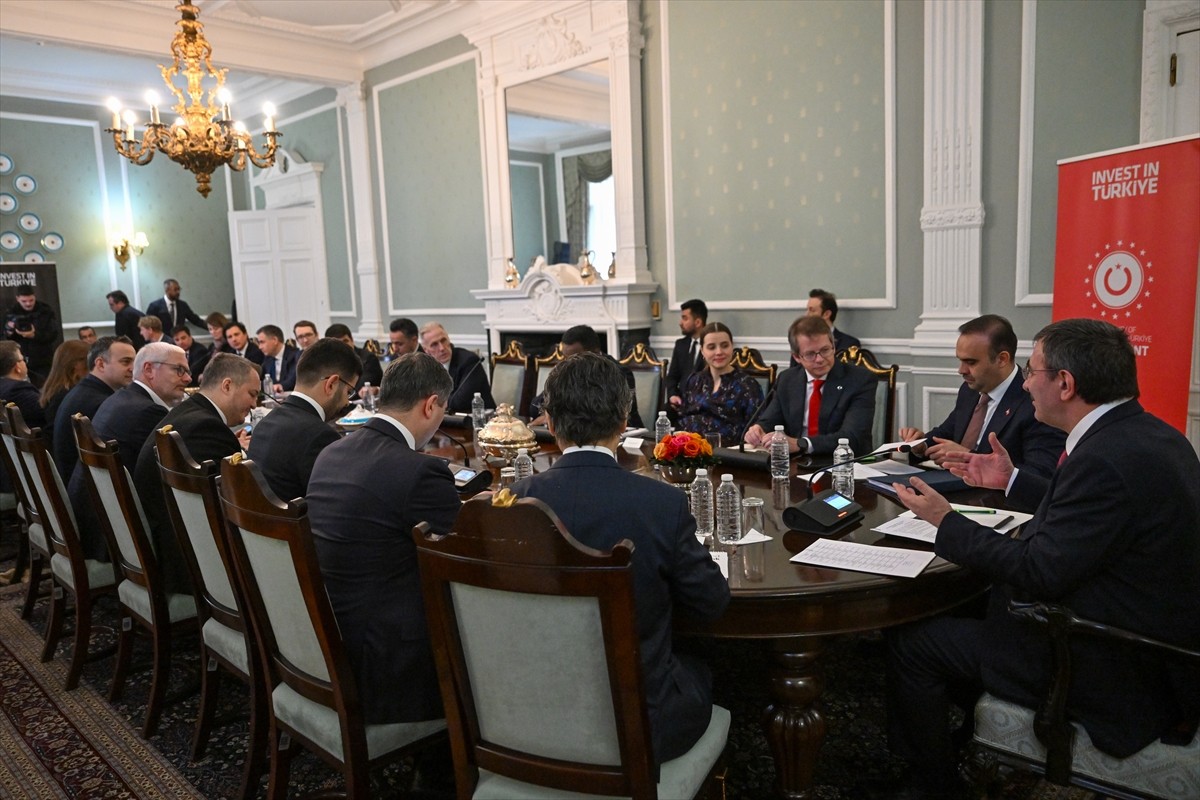 Cumhurbaşkanı Yardımcısı Cevdet Yılmaz, Londra'da uluslararası yatırımcılarla bir araya geldi....