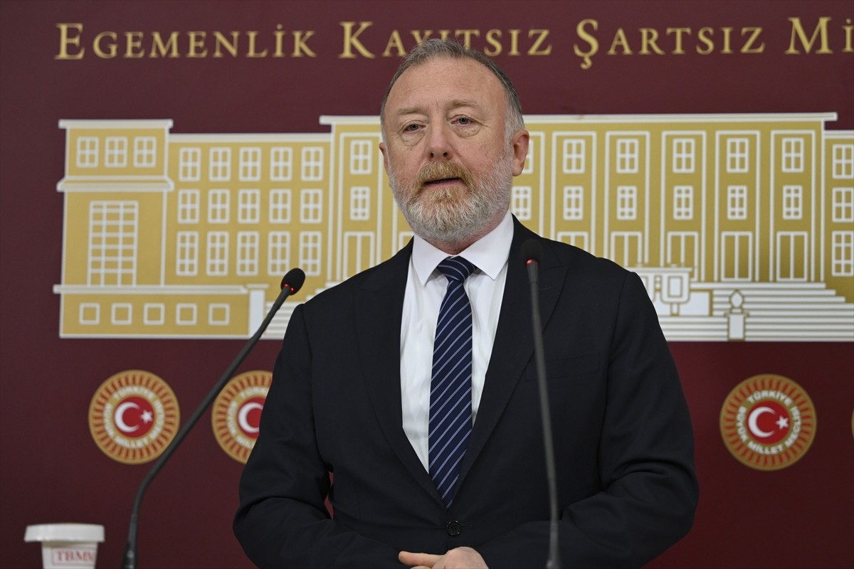 DEM Parti Grup Başkanvekili Sezai Temelli, Meclis'te düzenlediği basın toplantısında gündemi...