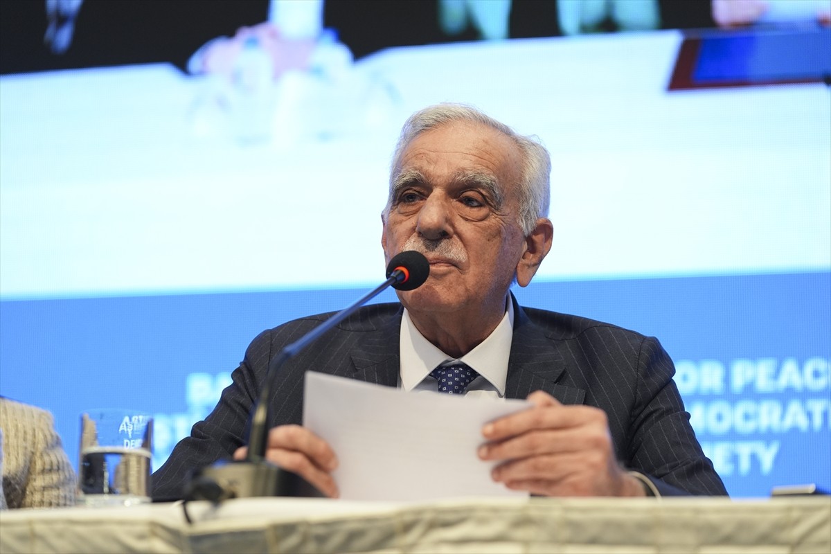 DEM Parti İmralı heyeti, İmralı'ya gerçekleştirdikleri üçüncü ziyaretin ardından terör örgütü PKK...