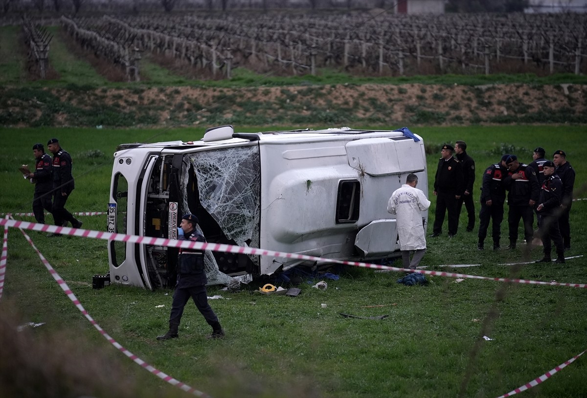 Denizli'nin Buldan ilçesinde öğrencileri taşıyan servis midibüsünün devrilmesi sonucu 2 kişi...