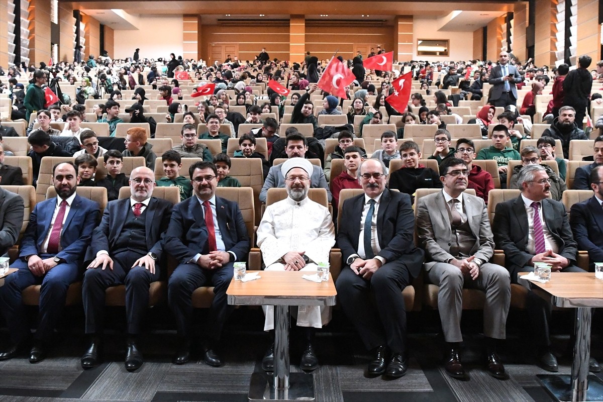 Diyanet İşleri Başkanı Ali Erbaş (ortada), Şehit Ömer Halisdemir Anadolu İmam Hatip Lisesi...
