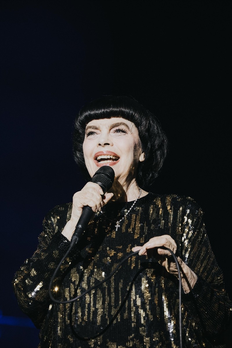 Dünya çapında "La Paloma Adieu", "Mon Credo" ve "Une Histoire d'Amour" şarkılarıyla tanınan...