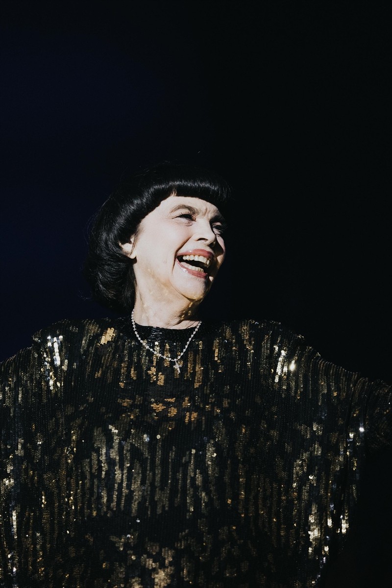 Dünya çapında "La Paloma Adieu", "Mon Credo" ve "Une Histoire d'Amour" şarkılarıyla tanınan...