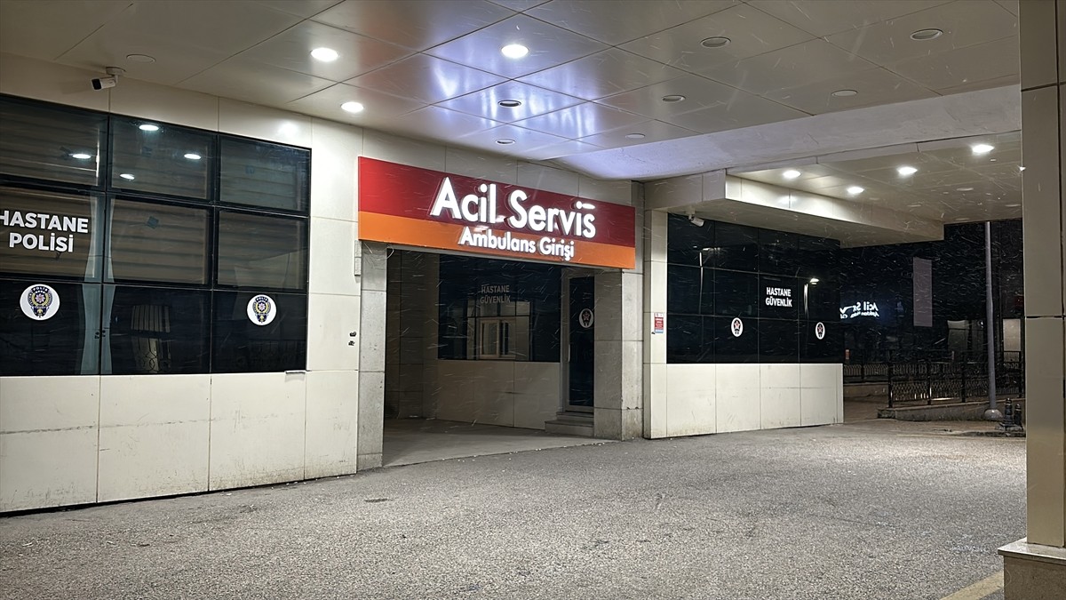 Düzce'de, uygulama noktasında polisin "dur" ihtarına uymayan ve çarptığı polis memurunu ağır...