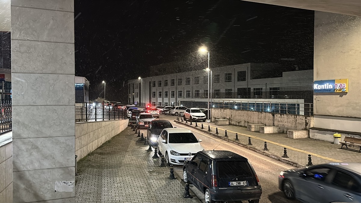 Düzce'de, uygulama noktasında polisin "dur" ihtarına uymayan ve çarptığı polis memurunu ağır...