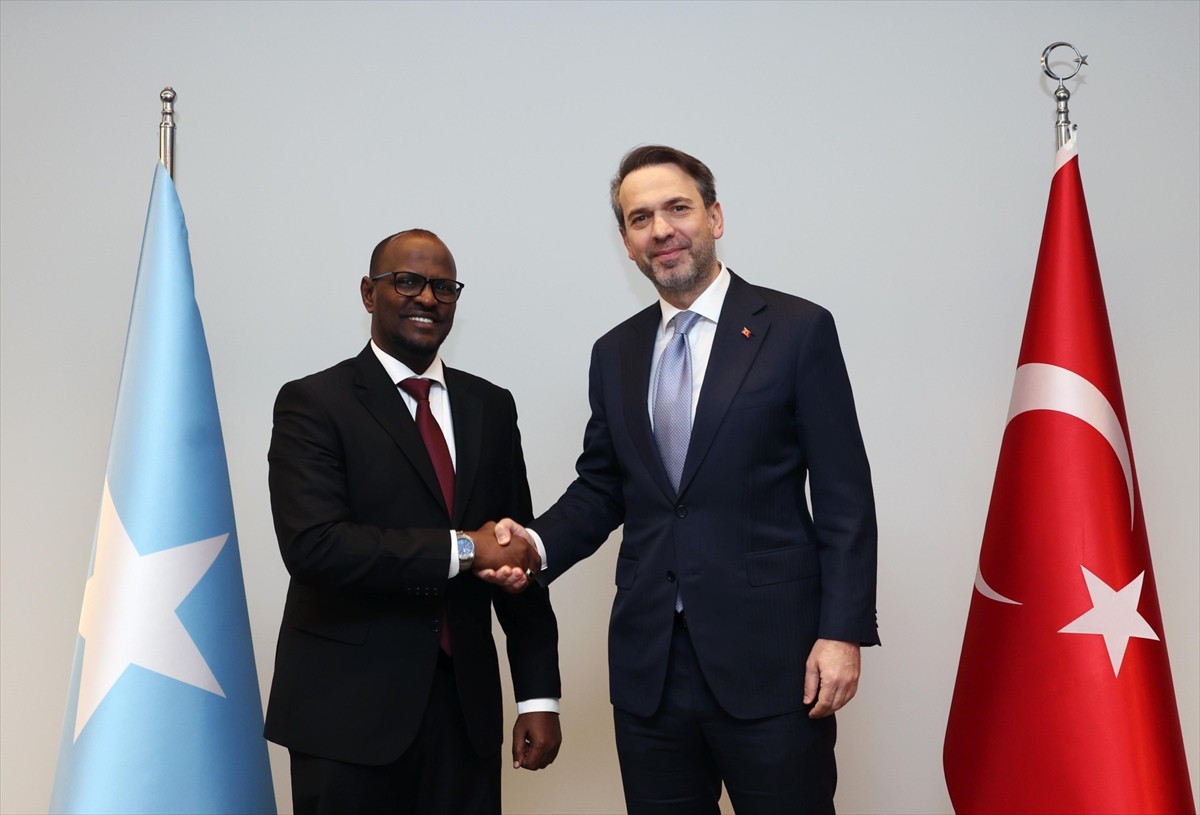Enerji ve Tabii Kaynaklar Bakanı Alparslan Bayraktar (sağda), Somali’nin yeni Petrol ve Maden...