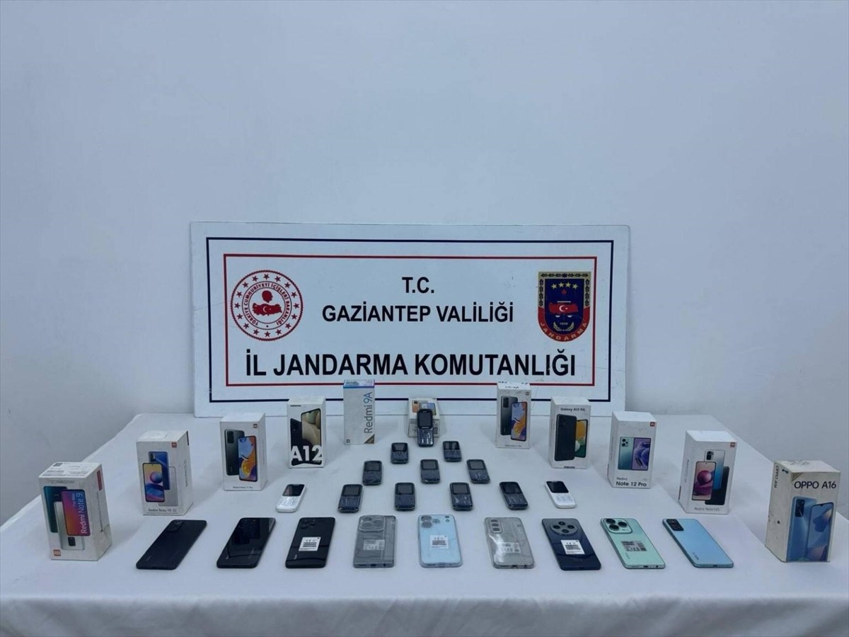 Gaziantep'te düzenlenen kaçakçılık operasyonunda 3 şüpheli gözaltına alındı. Tespit edilen 3 iş...