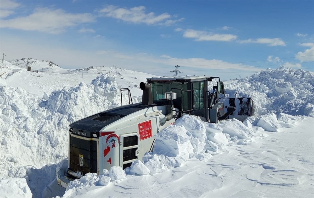 Hakkari'de karla mücadele ekipleri, kar ve tipi nedeniyle kapanan üs bölgelerinin yolunun...